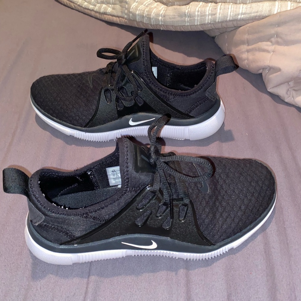 Nike black tennis shoes!!!
